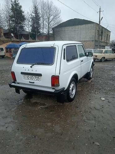 LADA Niva 3 qapılı, ağ rəng, klassik kuzov. - Tam ötürücülü (4x4)