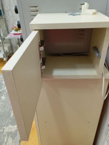 əşyaları düzmək üçün yer: İşlənmiş, Aksesuar rəfi, Düz — 1