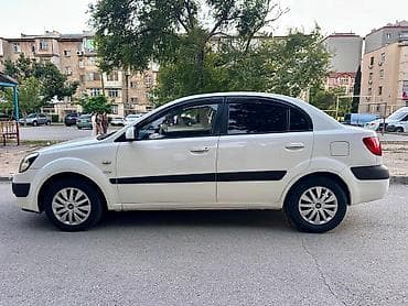 sam diskiler: Kia Rio sedan – ağ rəng, şəhər üçün qənaətcil və rahat kompakt — 9