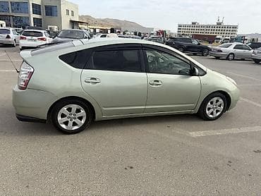pirus diskleri: Toyota Prius, II nəsil, hibrid liftbek. - Rəng: açıq yaşıl/metallik - — 2