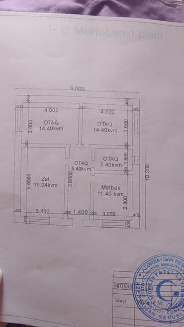 kerpic satisi: 1-ci mərtəbənin planı – fərdi ev layihəsi Ümumi ölçü: 9.0 m x 10.2 m — 1