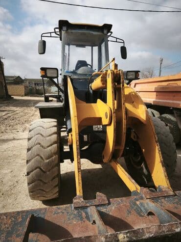avtoservis avadanlıqları: Təkərli ön yükləyici (loader) - Güclü hidravlik qollar və geniş qabaq — 1