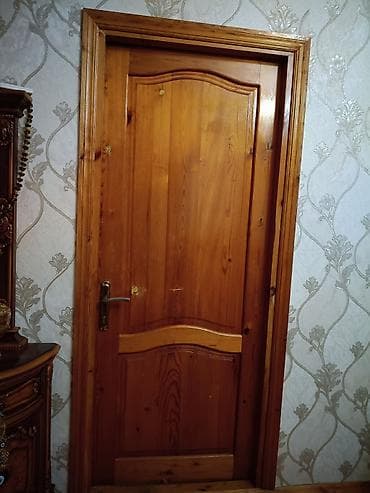 qapi taxta: Təcili qapı satılır .ünvan Bine savxoz Elmaz Hacıyev küçəsi. 5 ədəd — 2