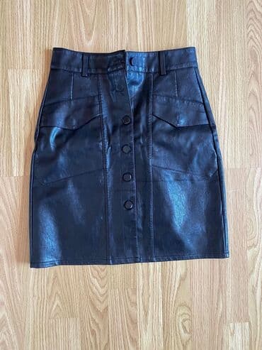 qısa qadın ətəkləri: Qara rəngdə, ön düyməli, iki yan cibə və iki arxa cibə malik bu mini — 1