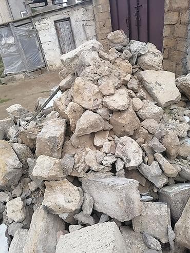 parca: Məhlədə yığılmış tikinti qırıntıları və daş-çınqıl materialı. Tərkib — 1