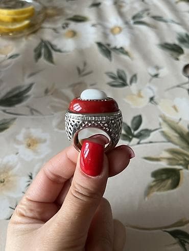 Бижутерия: Qırmızı-ağ daşlı, iri dizaynlı üzük - Material: gümüş tonlu metal — 3