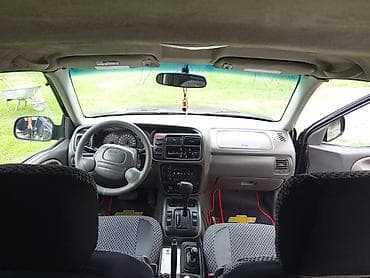 nissan sunny 2005: === PART 1: TEXTUAL DESCRIPTION === Qara rəngdə Chevrolet Tracker SUV — 10