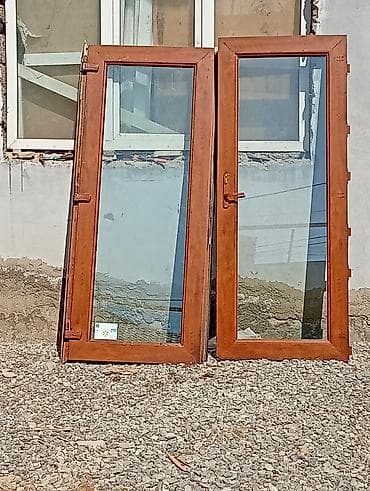 PVC qapı çərçivələri – ağac teksturalı (qəhvəyi) rəngdə, şüşəli. - 2