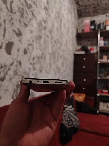 Фото и видеокамеры: Smartfon - Korpus: Düz kənarlı metal çərçivə, gümüş rəng. Ön tərəf — 3