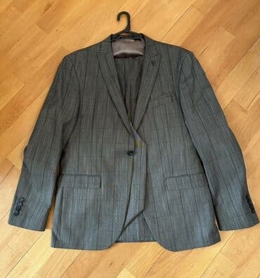 Kişi kostyumu – 3 hissəli dəst ölçü 52 - Rəng: boz, incə zolaqlı