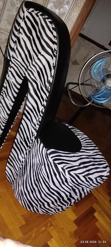 divan krislo: Zebra naxışlı dekorativ oturacaq kreslo. Qara-ağ dizaynı ilə interyerə — 5