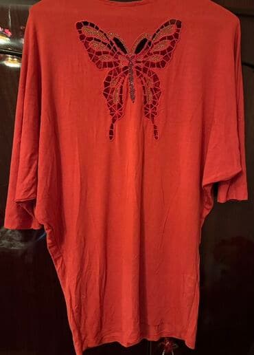 ağ qadın köynəyi: Qadın üçün qırmızı tunika/köynək.
Razmer M/L
2 defe geyinilib — 2