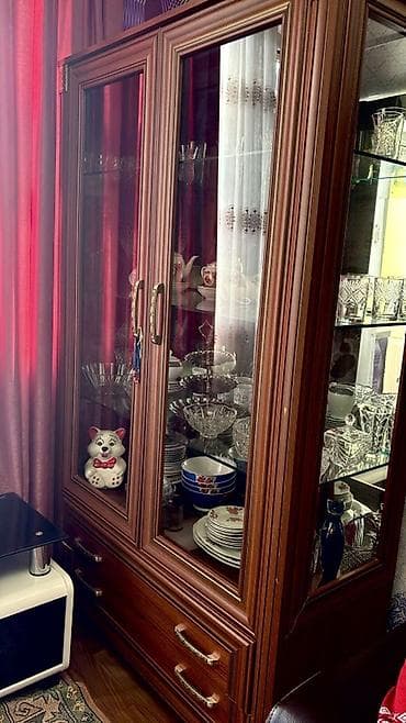 Şüşəli dolab vitrini