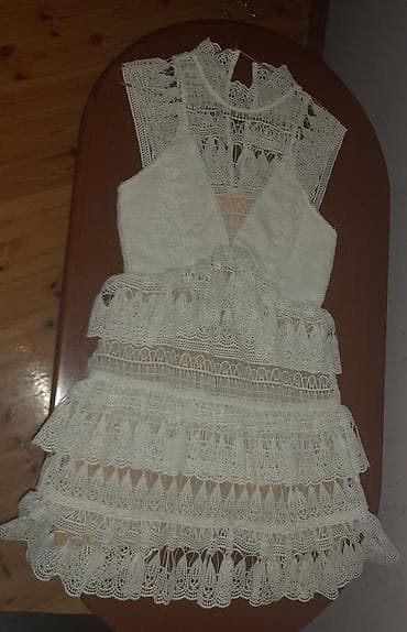 Ağ rəngdə krujeva/qunaq işləməli qolsuz don. - Material: sıx