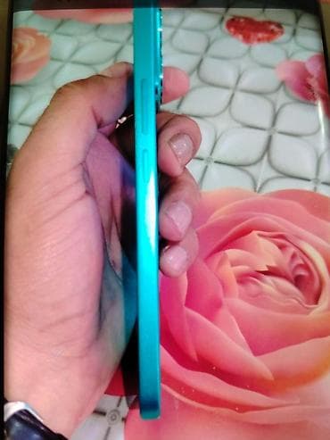 Məhsul: Mavi rəngli smartfon Xüsusiyyətlər və dizayn: - Kənarları