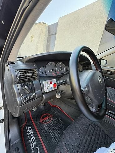 Opel Omega B sedan – 3 mator V6 mühərrik şəkildə göründüyü kimidir — 7