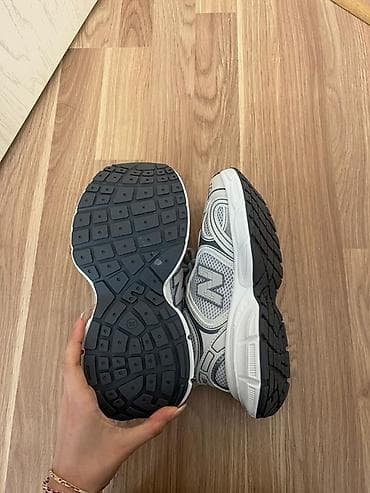 Səndəl və şəp-şüplər: Model: Boz-ağ rəng palitrasında idman ayaqqabısı Ölçü: 38 (dabanın — 3