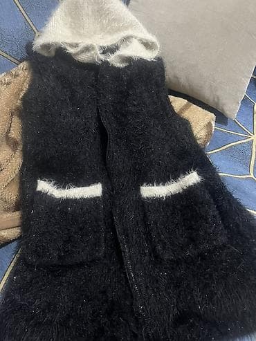 Tüklü toxuma qadın jileti – kapüşonlu model - Rəng: qara, kontrast