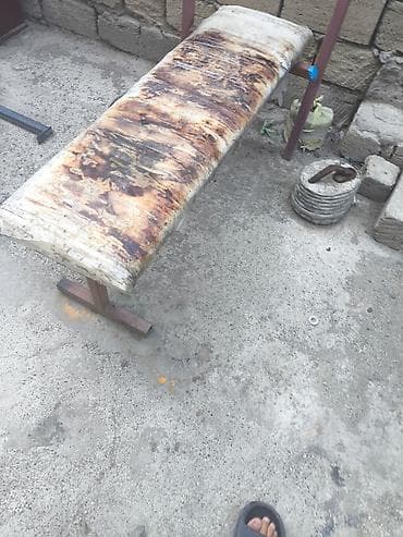 ştanq daşları: Jim leja skamyasi ve ustunde 75kilo stanq. Stanqin cekisi 45 kilodur — 10