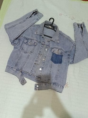 ust geyimləri: Açıq mavi yuyulmuş effektli cins gödəkçə. Klassik düz kəsim, çevrilən — 2