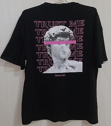 Qara qısaqoll T‑şört – “TRUST ME” printli - Rəng: qara - Ön tərəf