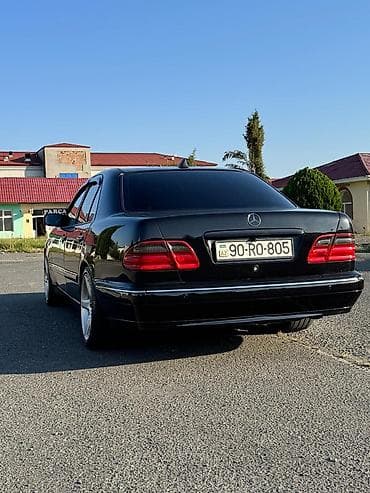 ravon r3 salon: Mercedes‑Benz E‑Class (W210) sedan, qara rəng, tünd plyonka ilə — 2