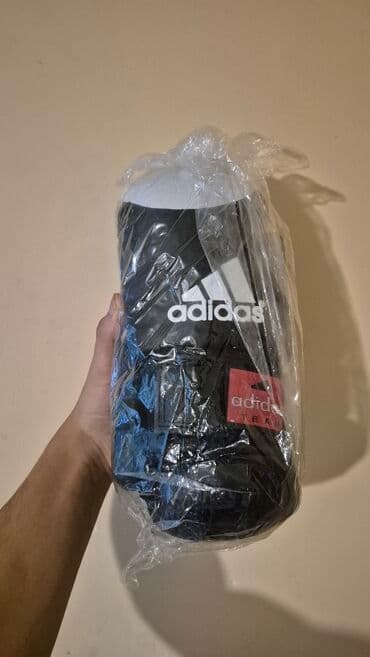 Adidas boks əlcəkləri - Rəng: qara, ağ loqolu - Model üzərində