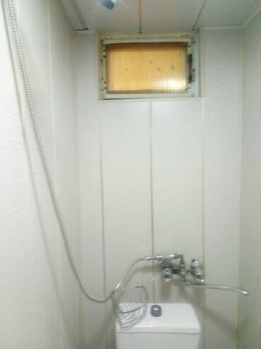 Ev 20 ci sahe Dünya marketden yuxari texminen 10-15 deg yoldur. Temiz — 15