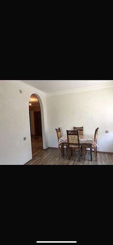 Ev Gencede Abbas Sehhetde xestexana ile uzbeuz yola baxan binada 1 ci — 6
