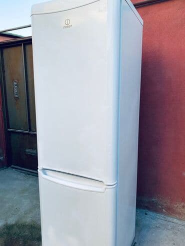 soyuducu indesit: İşlənmiş 2 qapılı Indesit Soyuducu Satılır, rəng - Ağ, Təkərli — 1