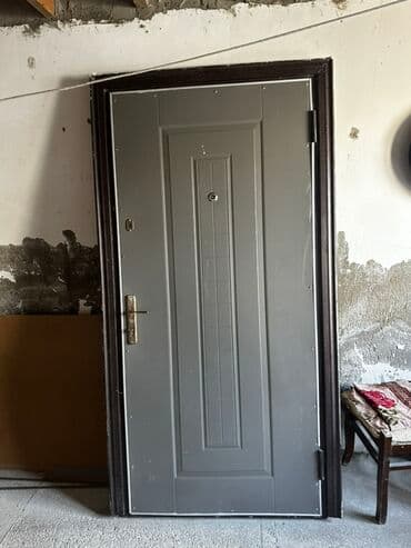 seyf qapilar qiyməti: Bina və ya digər obyektlər üçün nəzərdə tutulmuş boz rəngli metal — 1