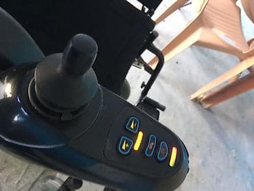 Elektrikli əlil arabası – joystick idarəetmə ilə - Sol qoltuqda