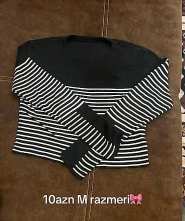 Qara-ağ zolaqlı qadın sviteri. Üst hissə tam qara, gövdə və qollar ağ