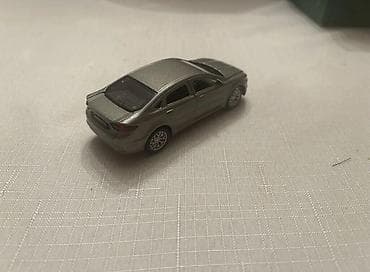 taxta oyuncaqlar: Metal miniatür avtomobil modeli – sedan tipli, boz/metalik rəngdə — 3
