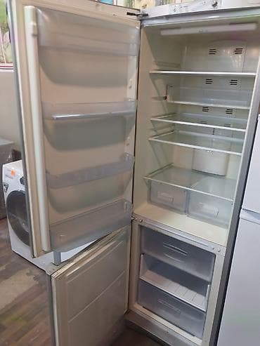 İki qapılı soyuducu - Yuxarıda geniş soyuducu bölməsi, aşağıda ayrıca