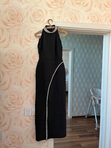 qadın ziyafət geyimləri: Qara uzun ziyafət geyimi - Model: yuxarı hissəsi qolsuz, halter-tip — 1