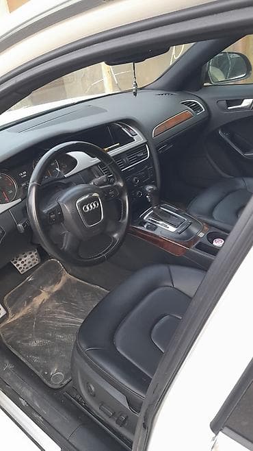 disk masin: Audi A4 sedan – ağ rəng, Azərbaycan nömrə nişanı. B8 kuzov (təxminən — 5