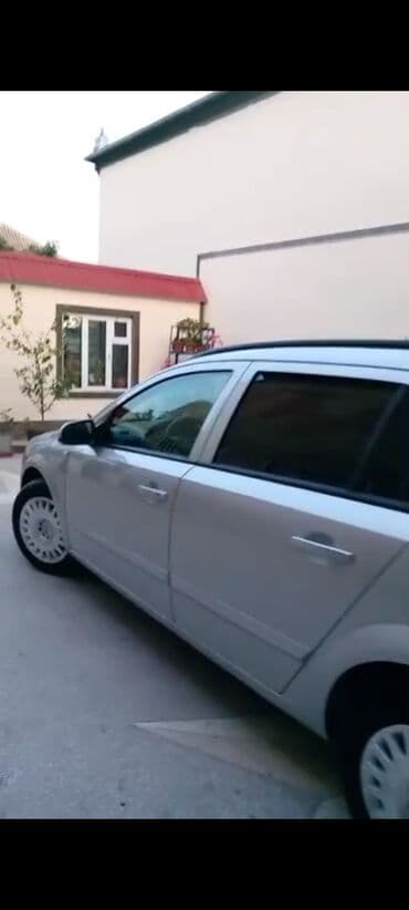 lipa nomrələr: Opel Astra Caravan (Universal) – gümüşü rəng İli 2006 probeq 234000 — 2