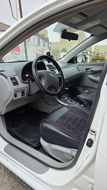 annaite teker: Toyota Corolla XLE/LE sedan – ağ rəng, 4 qapılı, ön/yan aerodinamik — 6