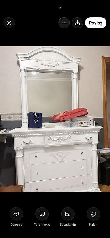 Klassik üslubda ağ rəngli tualet masası (komod-güzgü dəsti) - lalafo.az -da Klassik üslubda ağ rəngli tualet masası (komod-güzgü dəsti) -