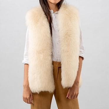 Fil sümüyü rəngli süni kürk jilet, yenidir. Ölçü= M/L ölçülərinə