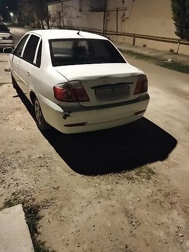 bmw e60 fara: Ağ rəngli 4 qapılı sedan avtomobil. Xüsusiyyətlər: - Ban növü: Sedan — 10