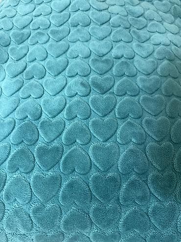 Mavi-yaşıl rəngdə, yumşaq teksturaya malik dekorativ örtük/parça