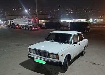 disk r19: VAZ 2107, ağ rəng, 4 qapı, sedan kuzov. Xüsusiyyətlər: - Arxa — 5
