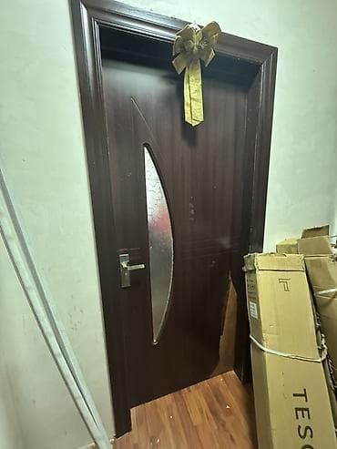 Müasir dizaynlı daxili qapı - Material: tünd ağac teksturalı — 2