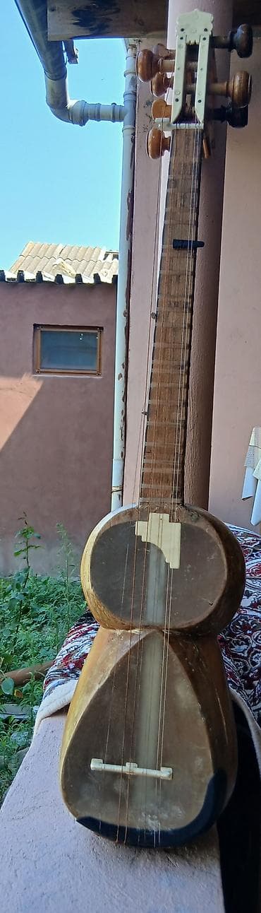 akustik gitara: Tar – Azərbaycan milli simli musiqi aləti - Korpus: iki hissəli armud — 5