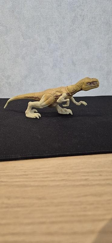 Столы для кормления: Artikulyasiya olunmuş ətraflara və açılan çənəyə malik bej rəngli — 1