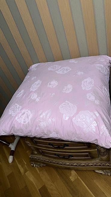 Yastıq – böyük ölçü qaz tükündəndir.yenidir. 4 ədəd var cehiz verilib