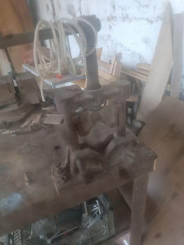 Паяльники: Ağır tip metal iş bençində quraşdırılmış iri dəzgah qısqacı və vintli — 2