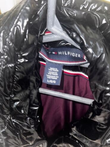 kurtkalar qadin ucun: Tommy Hilfiger qadin şişmə qış gödəkçəsi - Rəng: qara, parlaq faktura — 3